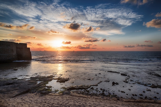 Foto zonsondergang op de middellandse zeekust, israël