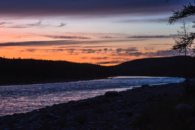 Zonsondergang op de noordelijke rivier