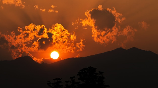 Zonsondergang op de top van de berg met cloud.