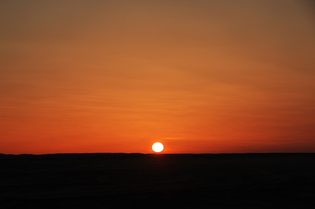 Zonsondergang op de woestijn Sahara in Soedan