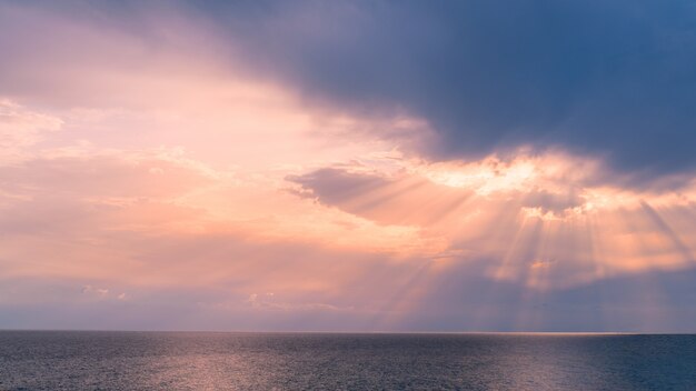 Foto zonsondergang op de zeekust