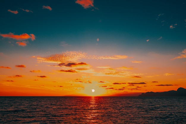 Foto zonsondergang op de zeekust