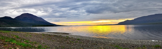Foto zonsondergang op een meer in siberië
