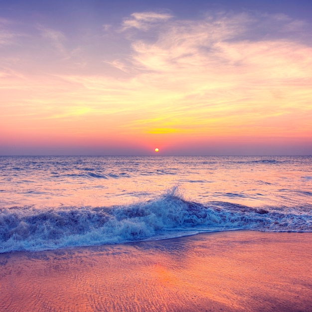 Zonsondergang op een strand in Samoa