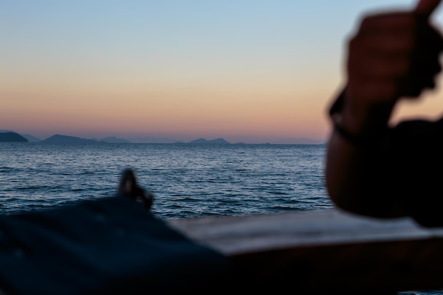 Zonsondergang op het grote eiland in Angra dos Reis in Rio de Janeiro