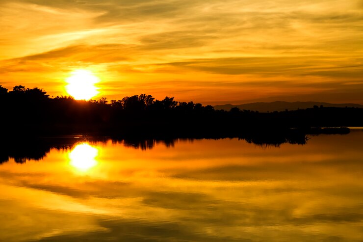 Foto zonsondergang op het meer