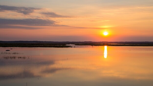 Foto zonsondergang op het meer