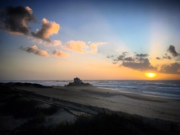 Zonsondergang op het strand in Porto Portugal januari 2018