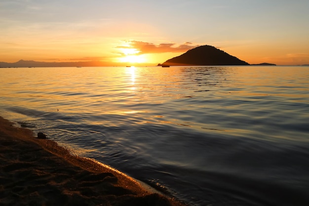 zonsondergang op het strand met de berg op de achtergrond in Cape Maclear, Malawi