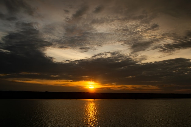 Zonsondergang op het strand met wolken