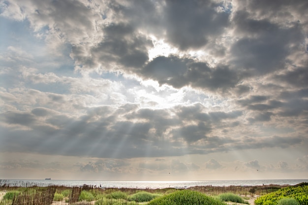 Foto zonsondergang op het strand op een bewolkte zomerdag