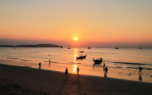 Zonsondergang op het strand van Ao Nang Krabi