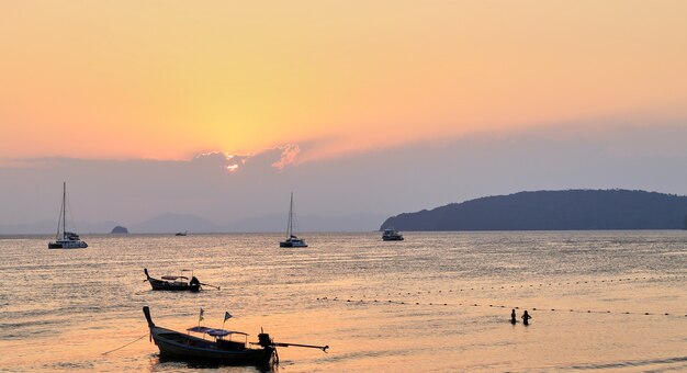 Zonsondergang op het strand van Ao Nang Krabi