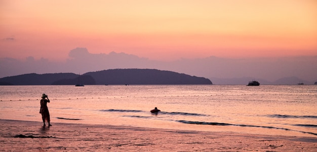 Zonsondergang op het strand van Ao Nang Krabi