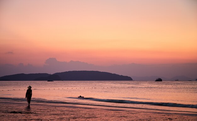 Zonsondergang op het strand van Ao Nang Krabi