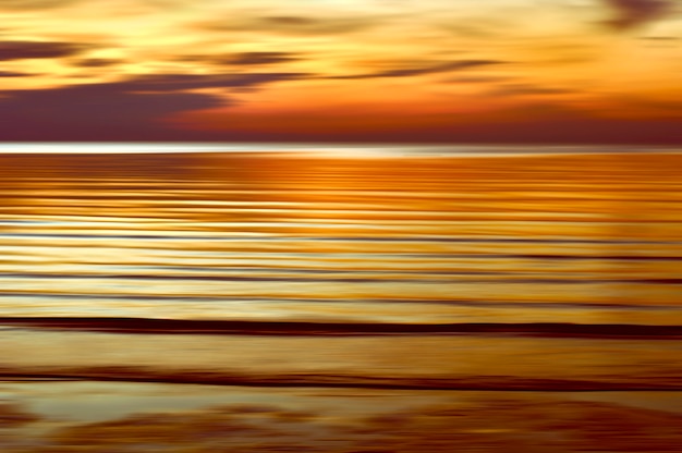 Zonsondergang op het strand van de oostzee, jurmala, letland.