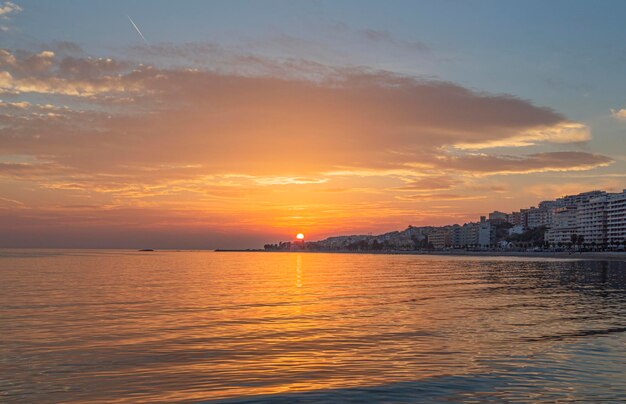 Zonsondergang op het strand van de stad Villajollosa in de provincie Alicante Valenciaanse Autonome Gemeenschap Spanje