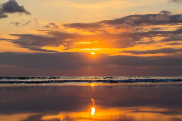 Zonsondergang op het strand van Kuta met weerspiegeling in het water op het eiland Bali