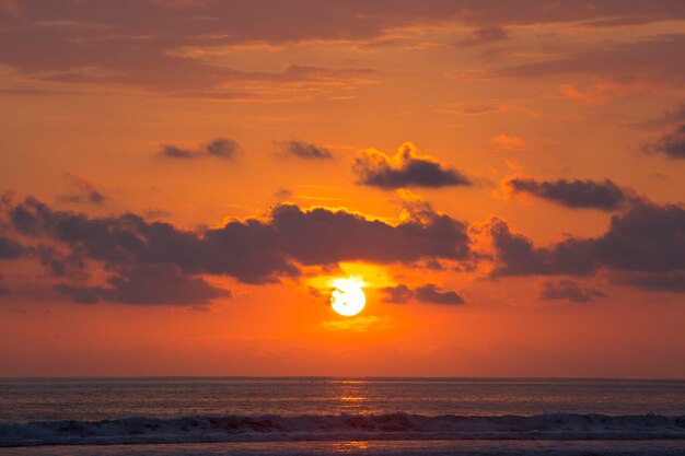 Zonsondergang op het strand van Matapalo in Costa Rica