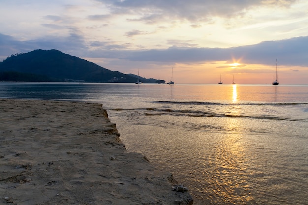 Zonsondergang op het strand van Phuket Thailand