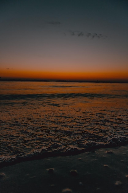 Foto zonsondergang op het strand