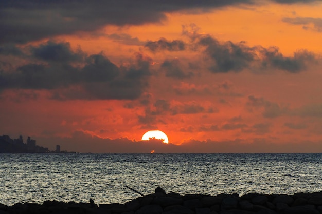 Foto zonsondergang op het strand