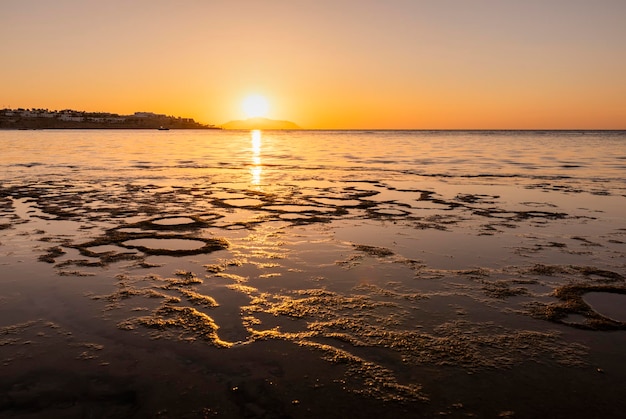 Zonsondergang op het zandstrand egypte kust van de rode zee zomervakantie