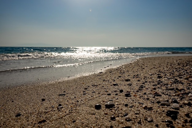 Zonsondergang op het zeestrand