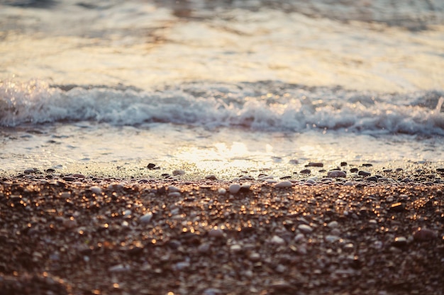 Zonsondergang op het zeestrand