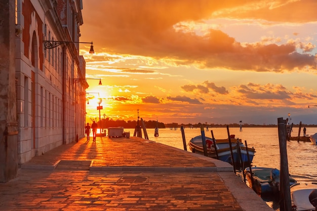 Zonsondergang op kanaal cannaregio in venetië italië