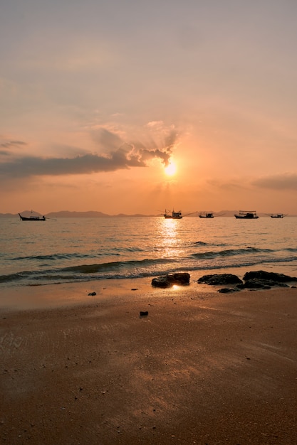 Foto zonsondergang op khlong muang beach in de provincie krabi in thailand.