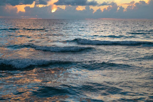 zonsondergang op tropisch strand zee oceaan met zonsopgang wolken banier voor reizen vakantie landschap hemel en