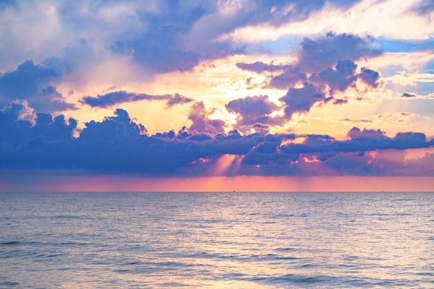 Zonsondergang op tropisch strand zee oceaan met zonsopgang wolken banner voor reizen vakantie landschap hemel en re