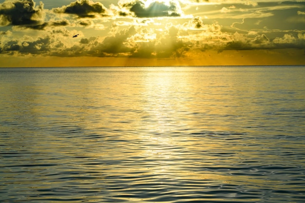 Zonsondergang op tropisch strand zee oceaan met zonsopgang wolken vreedzame oceaan banner voor reizen vakantie scen