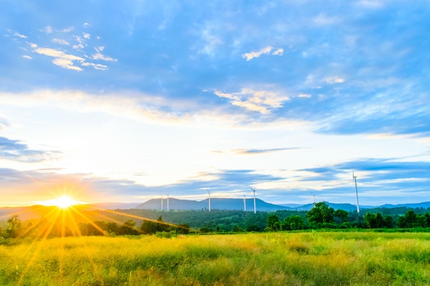 Zonsondergang op windturbines