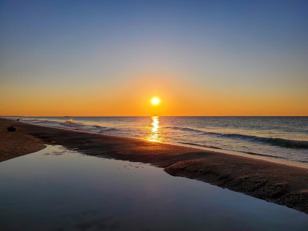 Zonsondergang op zee avond landschap ontspanning