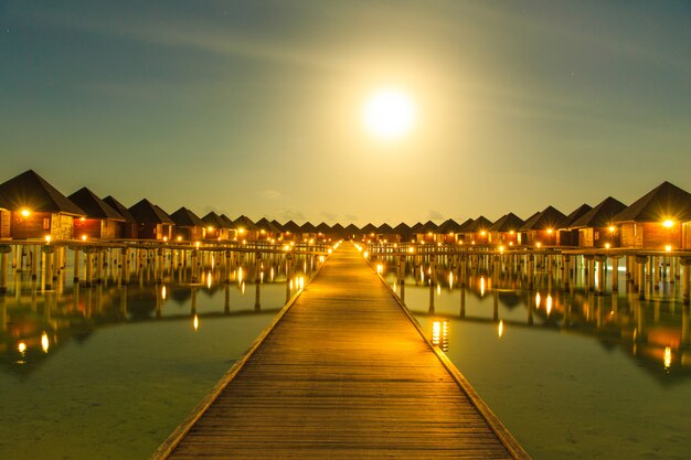 Zonsondergang op zee in de Maldiven