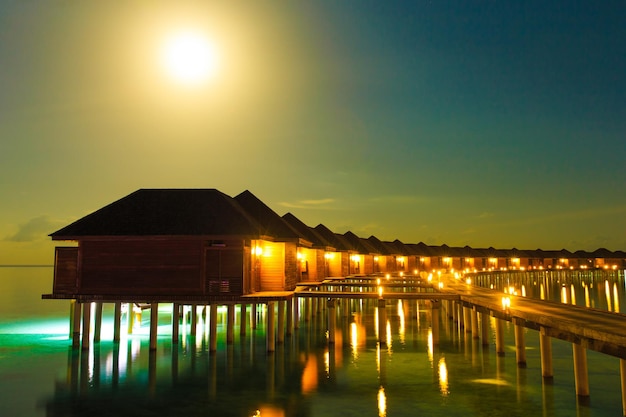 Zonsondergang op zee in de Maldiven