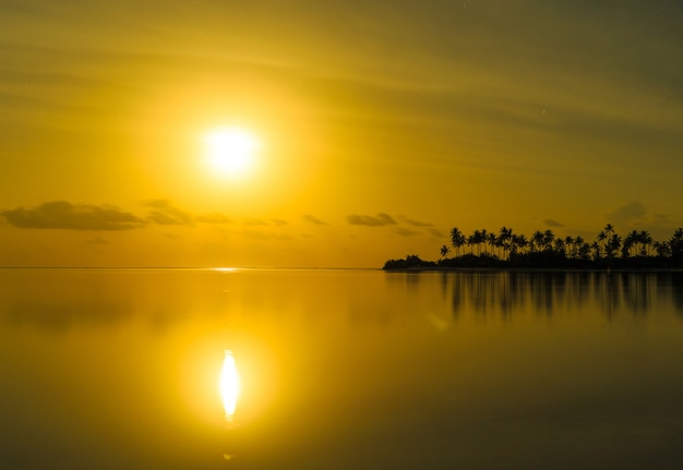 Zonsondergang op zee in de Maldiven