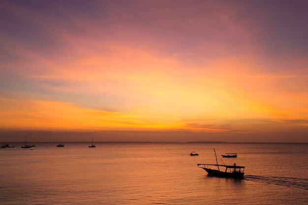 Zonsondergang op zee in Zanzibar