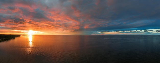 Zonsondergang op zee