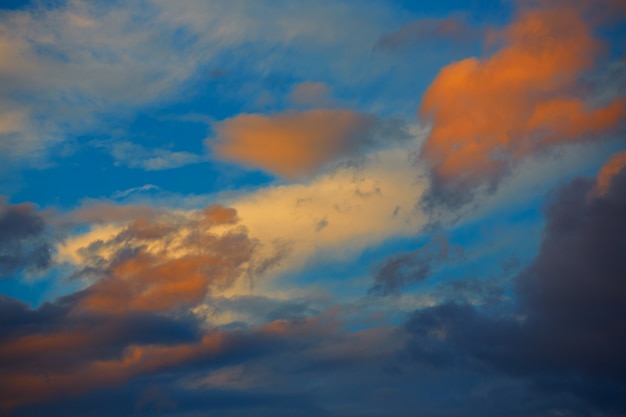 Zonsondergang oranje wolken in een blauwe hemel