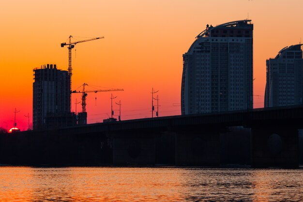 Zonsondergang over brug