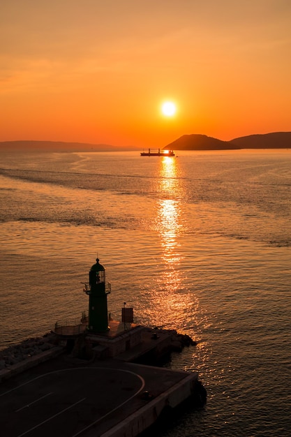 Zonsondergang over de Adriatische Zee en zijn boten spelen in de reflecties bij de ingang van de haven van Split in Kroatië