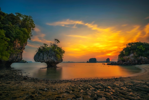 Zonsondergang over de archipel van Laopilae rond het eiland Ko Hong in Thailand