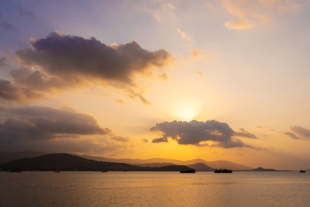 Zonsondergang over de baai met vissersboten.