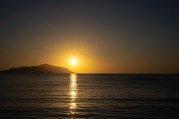 Zonsondergang over de baai van kos