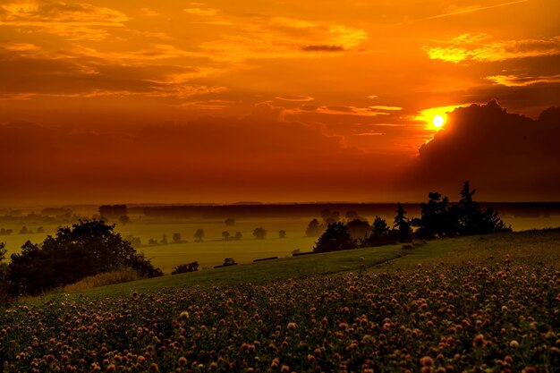 Zonsondergang over de beierse heuvels