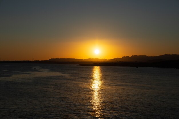 Zonsondergang over de bergen, op het Sinaï-schiereiland, Egypte, Sharm El Sheikh, Rode Zee.