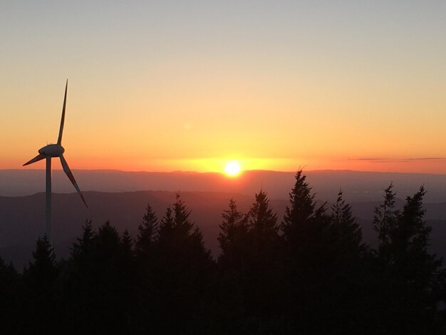 Foto zonsondergang over de bergketen